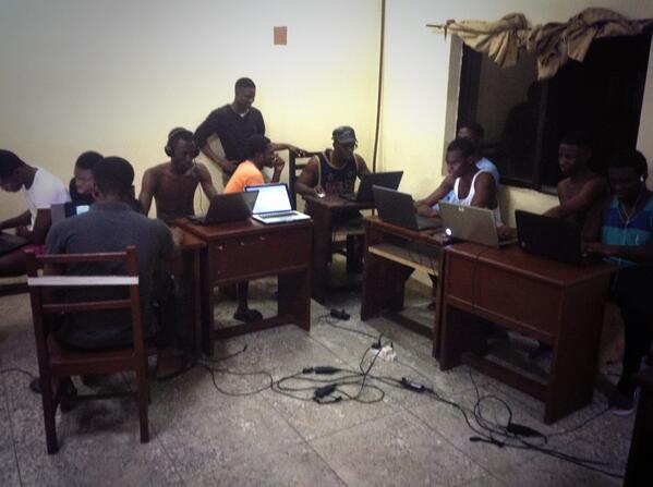 vinchenzononso's tweet image. Gaming Night. Halo x Fifa 14. 😁😁😁😁😁 #PresentView