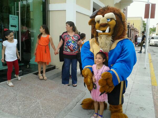 Orquidea8's tweet photo. A punto de inaugurarse la exposición Un mundo de sueños en Casa de las Artes #PiedrasNegras http://t.co/v9rsH1qlwB