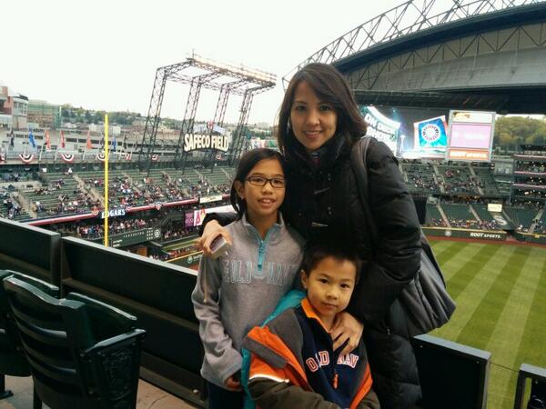 IgnacioCPO's tweet photo. Family night at the ballpark. Roof is open! Go Mariners! #Mariners http://t.co/QWjBUGrl4Z