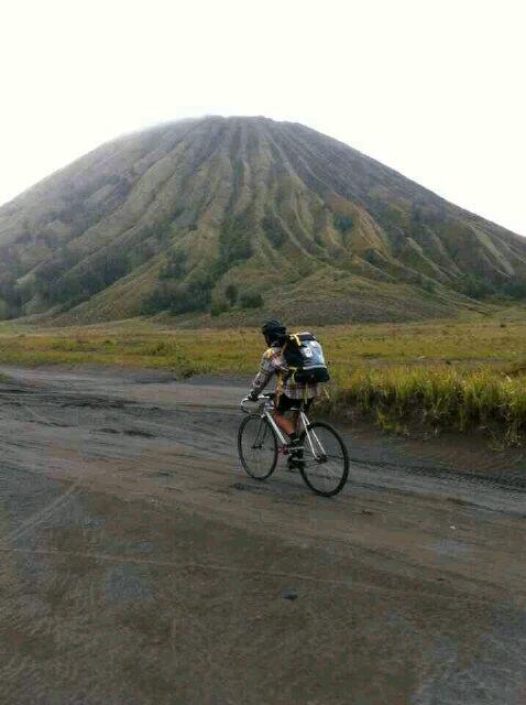 Naik sepeda fixed gear ke gunung bromo :D <a href="/PIAScycles/">PIAS Cycles</a> <a href="/HOWjkt/">HOW</a>