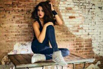 IconicAwards's tweet photo. Retweet if you're voting for Selena Gomez. #SelenaStyle #Iconic http://t.co/ZRwEkE6DEH
