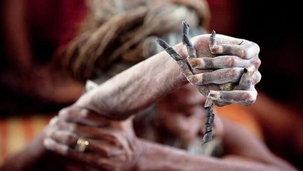 claudiabahamon on Twitter: "Sadhu Amar Bharati, "mantiene el brazo erguido hace mas de 40 años" @losoriginales @jaimesancristo @Maclaratorres http://t.co/0pI3S76vcD" / Twitter