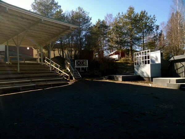 PertsajaKilu's tweet photo. Mitä mainioin sää ulkoharjoitusten pitämiseen. Lämpötila +7°, mutta lavalla se ei menoa haittaa :) http://t.co/Iu1hOoLRZP