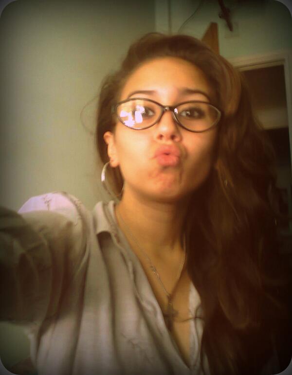 RileyReidAngels's tweet photo. A kiss for my little princess @RileyReidx3 http://t.co/b7jI0jULvo