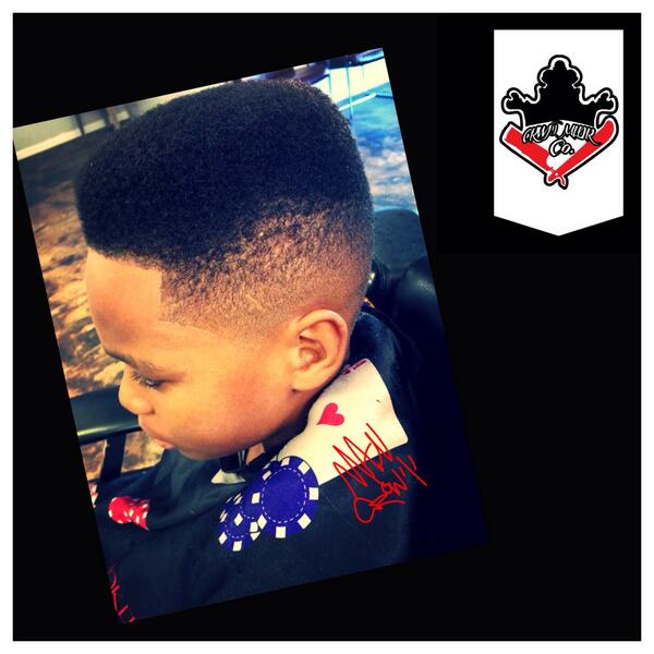 CrownMoldr's tweet image. Youngin&apos; w/ the Light Fade #Flattop #CRWN #MLDR #dope #cuts #Barberlife