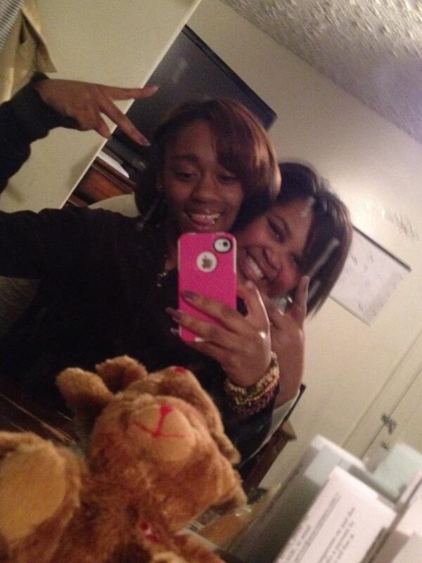 LittleAmaris's tweet photo. Me and my sis❤️ http://t.co/Em1LeWWlKm