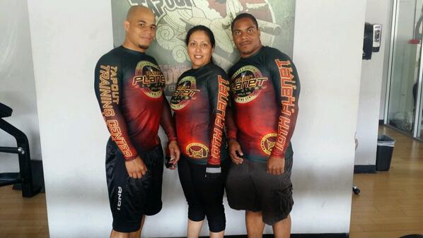 Ms_DiamondGirl's tweet photo. We're rocking the new 10th Planet rash guards #10thPlanet #TapoutLA http://t.co/QuI3FcDMmX