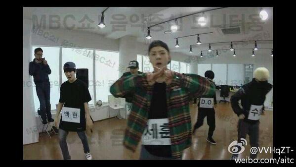 _popoexo's tweet photo. อีกท่า EXO จากเซฮุน ใน Overdosed 

#Overdose #중독 #12월의기적
exonyeondan: Another E X O handsign from Sehun :) http://t.co/SbChXjLV8o