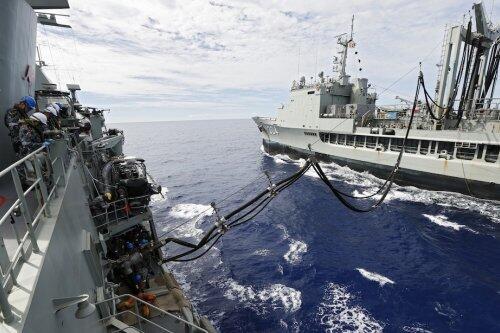 #MH370 Day34  ©#Australian_Navy 
#HMASperth refuels v #HMASsuccess in the calm... fb.me/3qdMrBXbj