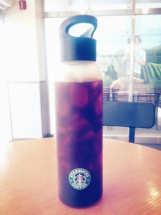 수많은 보틀에 흔들리지 않는 이유~ 몇년 전 부터 계속 써온 내 구로고 워터보틀이 제일 좋앙♥ 이젠 구할 수도 없지...