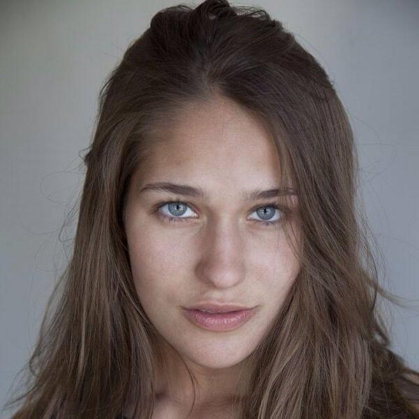 Fallen_Series's tweet image. BREAKING NEWS: Lauren has announced that Lola Kirke is Penn! #FallenMovie