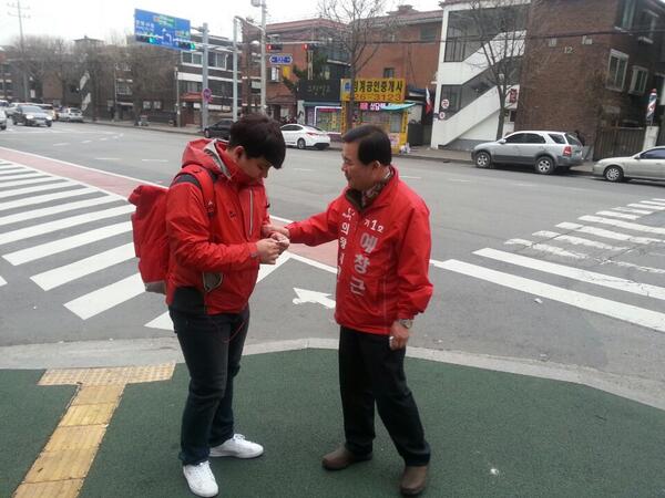 길에서 빨간색 옷을 입은 분들을 보면 괜히 더 친근하게 느껴집니다. 새누리당의 상징이기도 하지만 정열의 상징인 빨강! 저희 커플룩같지 않나요? #의왕 #예창근 #새누리당