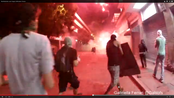 eshistoria's tweet photo. Momento en que bomba lacrimógena cae en la Plaza Bolívar de Chacao – 6 de abril http://t.co/9IC8jTgwq8 http://t.co/8Uxl6F3RDJ
