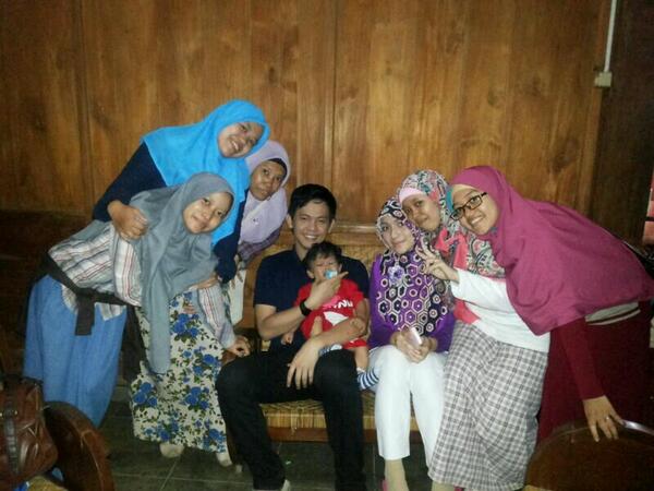 tweet_acl's tweet photo. Keluarga RRH @arsyilrahman @citraciki dan keluarga ACL..:):) http://t.co/v4aStSQXCW