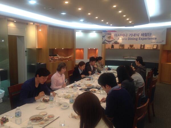 [2014-1차 아시아나 기내식 체험단] 체험단 행사의 하일라이트인 기내식 시식!! 참가자들이 만든 스테이크와 샐러드를 맛있게 먹는 시간이랍니다.^^