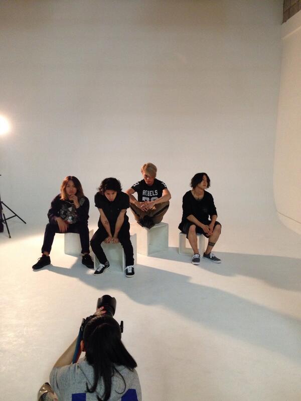 フライングポストマンプレス 表紙初登場となるone Ok Rockの撮影 取材終了 5 発行号 すごくかっこいい誌面になりそうでかなりワクワク ご期待ください Http T Co 8vaukp3qqx Twitter