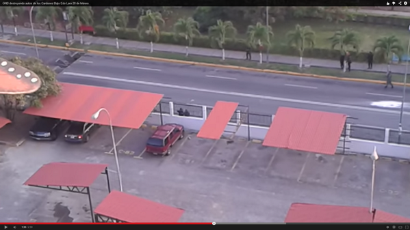 eshistoria's tweet photo. Efectivos de la Guardia Nacional atacando autos y personas en Los Cardones, Barquisimeto http://t.co/FaEF3GIjvE http://t.co/b6zwfN79WC