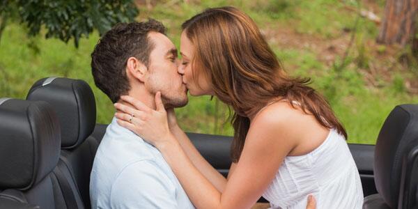 Cosmopolitan_es's tweet photo. ¿Sabes que los #besos pueden aliviar alergias y nos mantienen más jóvenes? http://t.co/I4NendL902 http://t.co/bDjoZLZ4ic