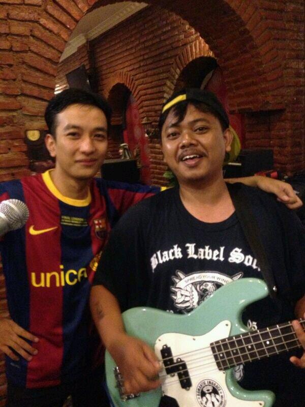 yg kanan bro“@firlyvegan: gw yg mn ya? RT <a href="/SWEW_punk/">SWEW</a>: sama-sama tampan kita berdua =) @firlyvegan <a href="/heyvegan/">Vegan (band)</a> ”