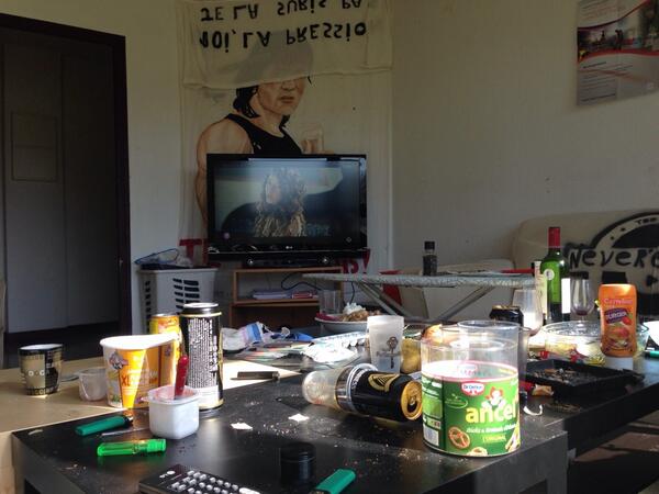 jeremprs's tweet photo. @LoicThevenon La télé marche bien par contre http://t.co/rzfS7RytJN