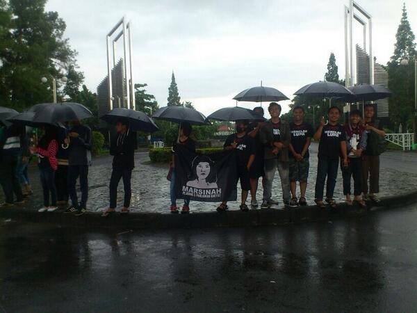 KontraS's tweet photo. Aksi kamisan Jogja di bundaran UGM, generasi #Melawanlupa kejahatan Orde baru &amp; militer http://t.co/ykm4bZcBrH