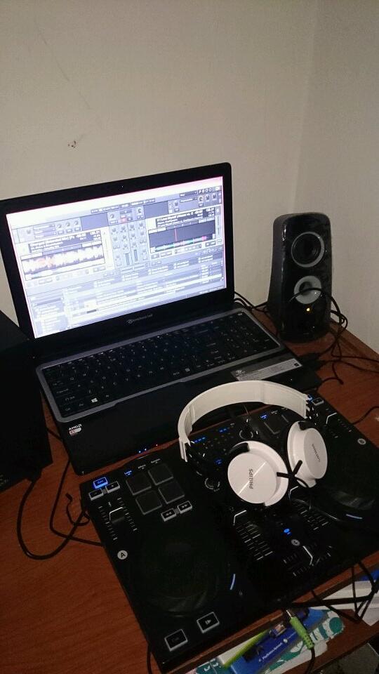 Jakeze's tweet image. Mijn mini-setup! En mijn eerste mixtape: m.soundcloud.com/dj-black-magic… #PepsiPulse #pepsilekkerderdancocacola