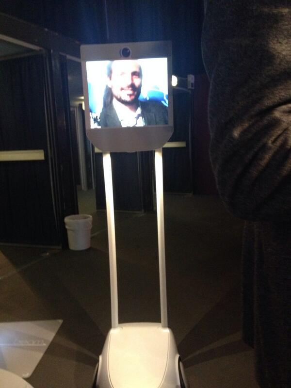 oli_CORN's tweet photo. Sheldon style a #LavalVirtual avec la telepresence beam http://t.co/dwEXCd4OW0