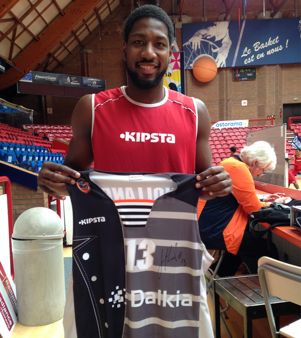 BCMBasket's tweet photo. RT ce message pour tenter de remporter le maillot dédicacé de @Jholland_23 ! Tirage au sort à 17h #TousBCM http://t.co/5ki7cMiTvz