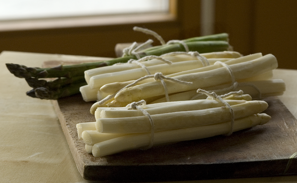 Berliniscooking's tweet photo. Good mooorning...the asparagus is calling! Germany's favourite white veg now on the blog. http://t.co/wzsIc7rc1h http://t.co/B3jWNp72Ey