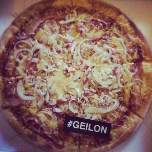 stickersticker1's tweet image. zum #mittach ne große #pizza mit n bißchen #geilon. was gibts bei euch? :) #bestello #stickersticker