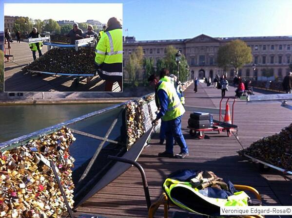 FlorianP123's tweet photo. Un amour trop grand est lourd à porter ! Bye bye les cadenas sur le Pont des Arts... via @jbdba http://t.co/iBFvTWj0R5