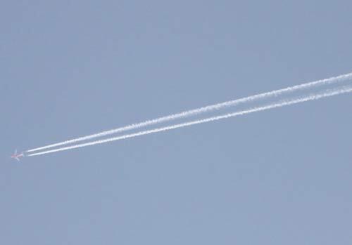 LesComplots's tweet photo. Les "traces" d'avion sont en fait des produits chimiques déversés pour rendre l'homme stérile ! #TDC http://t.co/NK7RPw8LeB