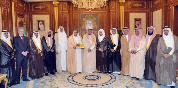 الأمير سلمان يستقبل نائب أمير القصيم رئيس مجلس إدارة الجمعية السعودية لمرضى الكبد، وأعضائها ويستعرض خدمات الجمعية.
