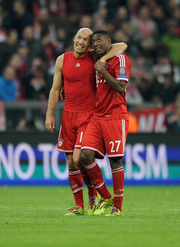 FCBayern's tweet photo. 'Einfach ein Superteam' - Glücklicher FCB genießt den Halbfinal-Einzug! #FCBMUFC-Nachbericht: http://t.co/DhAUwEHqwa http://t.co/rxBoAMMkNt