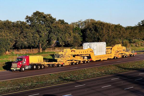 HeavyLiftPFI's tweet photo. Crane rental hauls 163-tonne transformer through Florida #heavyhaul - http://t.co/uweOYrVgSK | http://t.co/jdFoUIUkOd