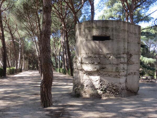 SecretosdeMadri's tweet photo. ¿Sabías que en el Parque del Oeste aún se pueden ver tres búnkers de la Guerra Civil? (Foto de disfrutandomadrid) http://t.co/sG8wRdiaNg