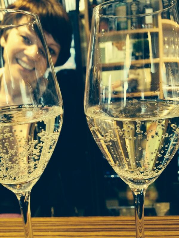 TorhildLo's tweet photo. Grethe kjøre #Prosecco, Trond&amp;æ tar et torsdags-glass @de4roser  før utstilling m @laukli http://t.co/ButiwOgDJo