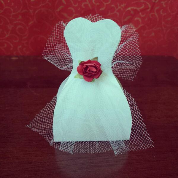 Memoryat_'s tweet image. Bride #favour box decorated with tulle and a red paper #rose.