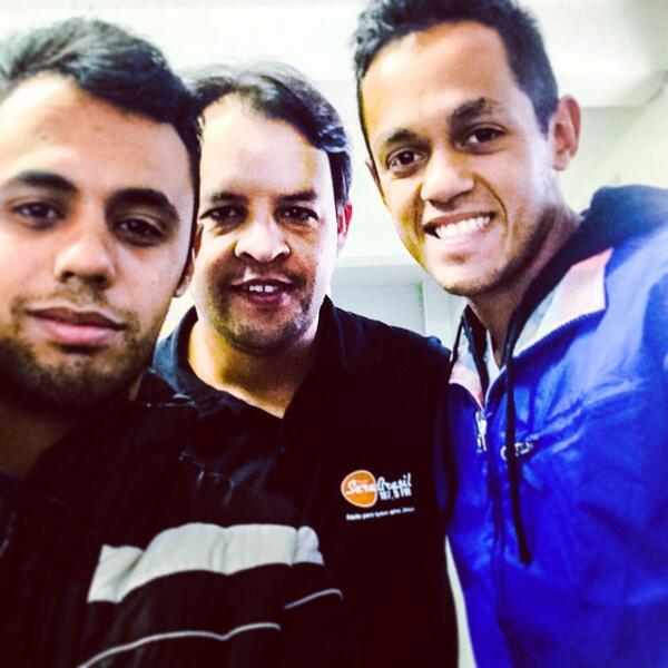 mpe_official's tweet photo. Já estamos no studio da @sarabrasilctba !
Acessa aí 107,5 http://t.co/zBzs1JGSaS