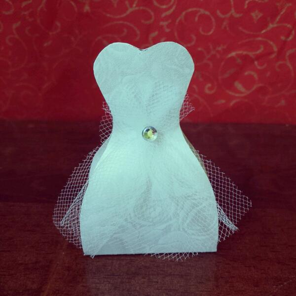 Memoryat_'s tweet image. Bride #favour box decorated with tulle and a clear #crystal.