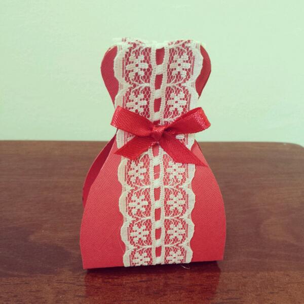 Memoryat_'s tweet image. Fancy dress #favour box decorated with #lace and a red #bow.