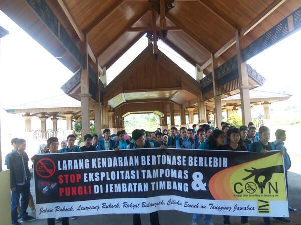 Kata siapa mahasiswa sumedang tanpa aksi, 
ini bukti kecintaan kami terhadap sumedang !!