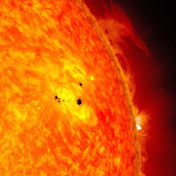 NASAGoddardPix's tweet photo. Not a day goes by that our sun isn't doing something fascinating. Explore more from @NASAViz: http://t.co/fndZ8HWAp5 http://t.co/cz9IVYeCQA