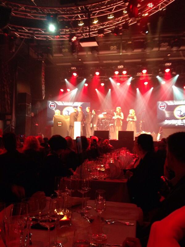 RadioSuomipop's tweet image. #radiogaala vuoden kotimainen radiobiisi on Haloo Helsingin Vapaus käteen jää