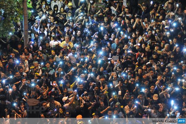 s_chauveauAFP's tweet photo. TAIWAN: Protesters use their phones to show lights outside parliament building after an occupy protest ended. #AFP http://t.co/pGkAEsoRdL