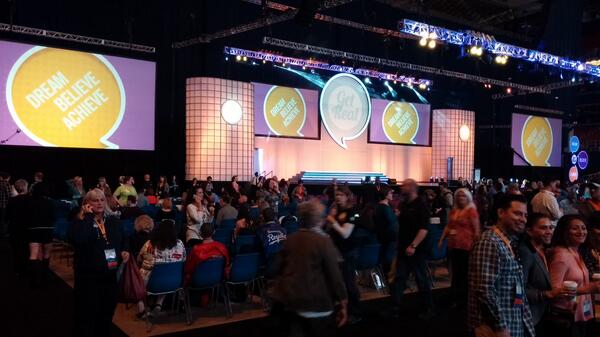 NeoraOfficial's tweet photo. The music is pumping and the crowd is getting ready! #GR14 http://t.co/dfFmLCWZeQ
