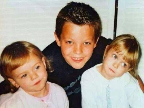 Official1DMex's tweet image. Louis con Lottie y Fizzy de chiquitos :)