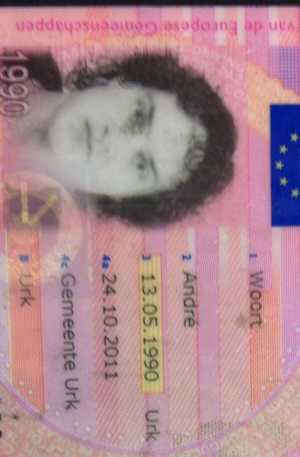 Gevonden bij onze stofzuiger:
Trui en jas met portemonnee van André Woort.