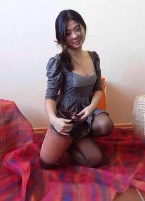 BRUH I THOUGHT SHE HAD 3 LEGS 😂