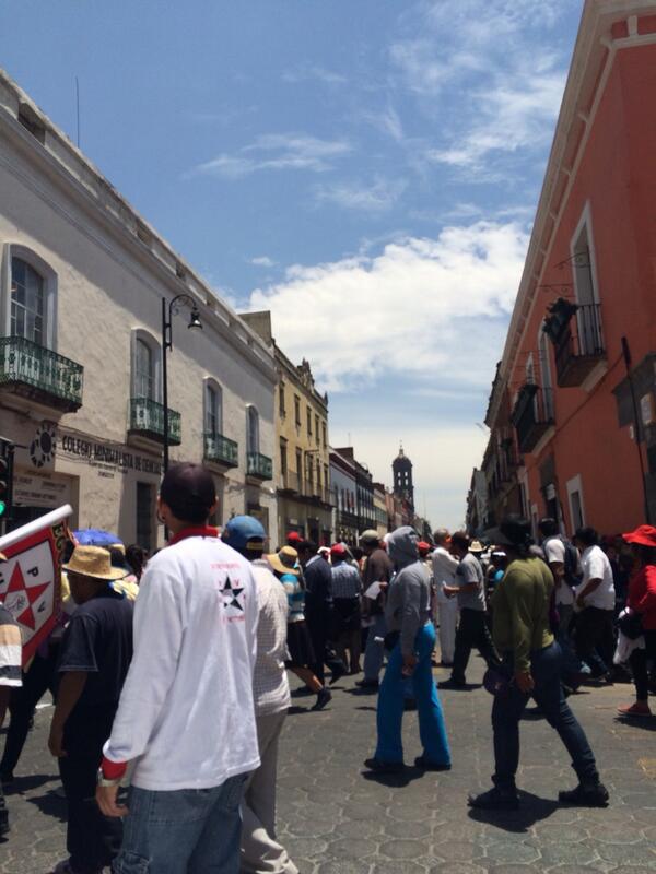 galicia1010's tweet photo. @JavierLopezDiaz @hechos_puebla cerrada la 5 sur y 5 poniente por manifestación transportistas http://t.co/7dIFF6PkU6